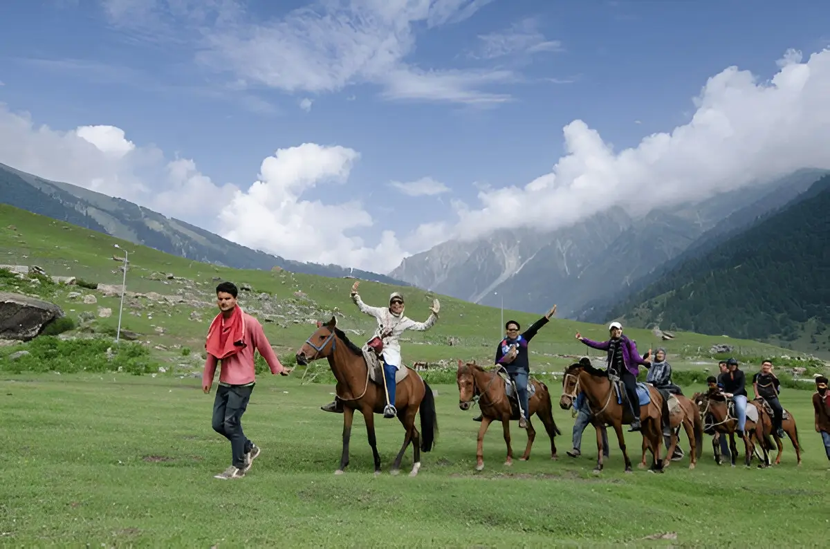 Malaysian-Family-enjoying-their-trip-to-Kashmir