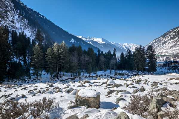 onamarg, also known as the "Meadow of Gold," is a mesmerizing destination in Kashmir