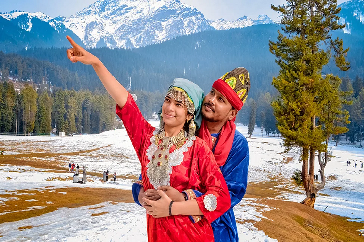 couple enjoying honeymoon tour to kashmir with top rated kashmir nirvana travel company