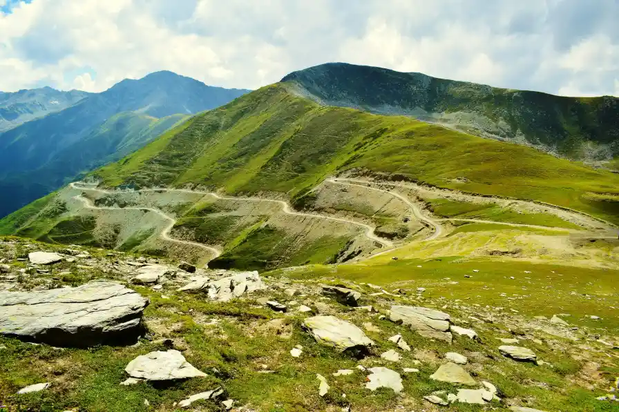 Discover Sinthan Top: The Ultimate Hidden Gem for Kashmir Tourism