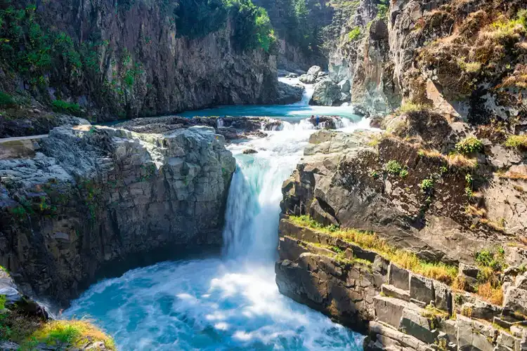 Visit-aharbal-waterfall-on-honeymoon-to-kashmir