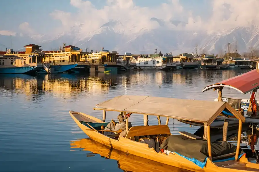 Houseboats-lined-on-dal-lake-srinagar-Kashmir