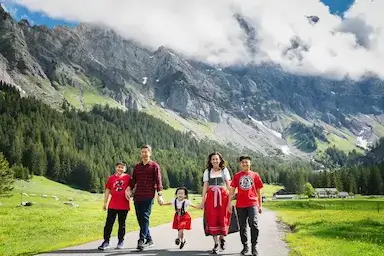 A-family-enjoying-their-trip-to-kashmir-on-a-best-time-to-visist-kashmir-with-family