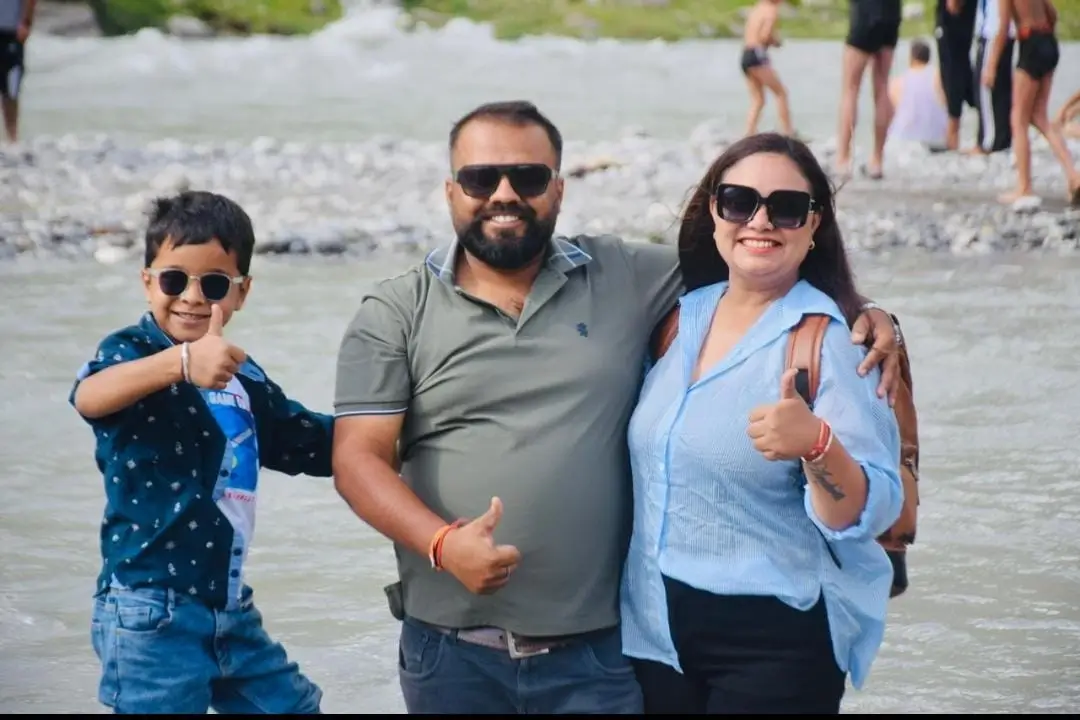 family on Kashmir Tour with kashmir nirvana