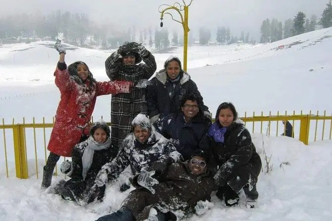 Family-trip-kashmir-live-snowfall-experience