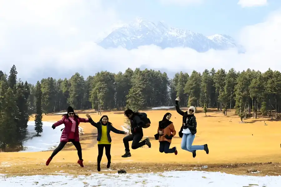 A-malaysian-Family-on-their-holiday-trip-to-Kashmir