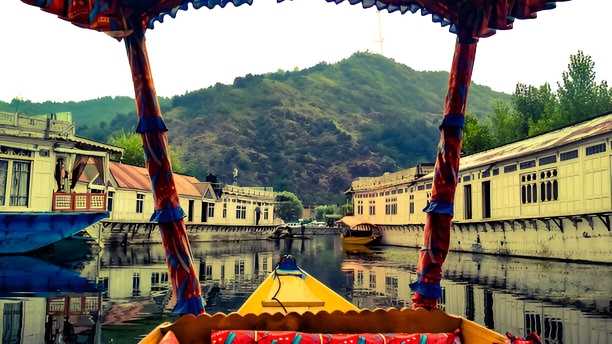 Kashmir-Honeymoon-Tour-Package-from-Ahmadabad